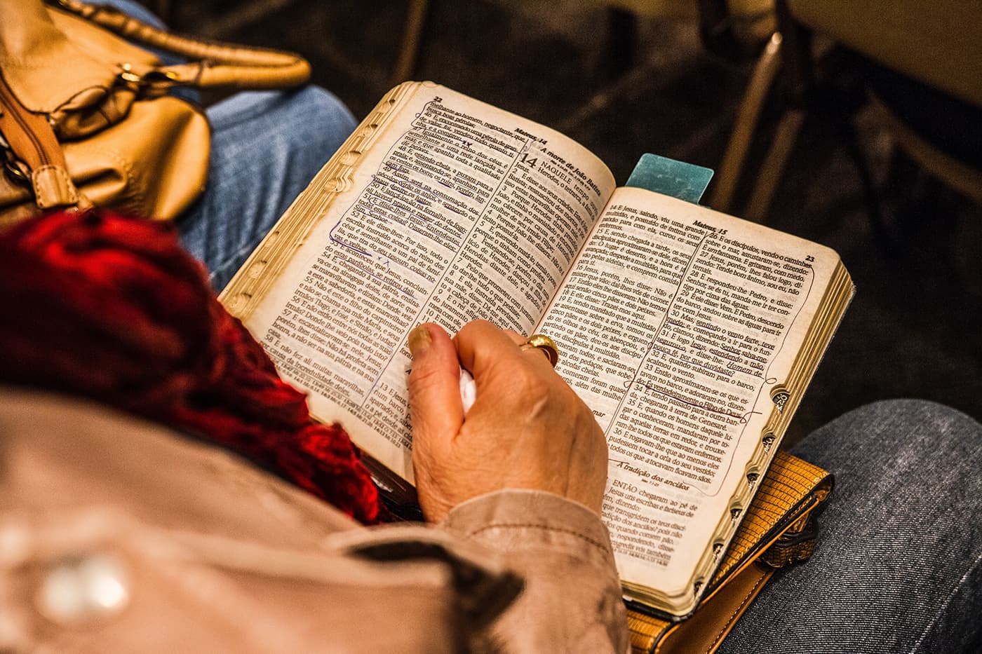 Persona estudiando la biblia comprometida con el servicio