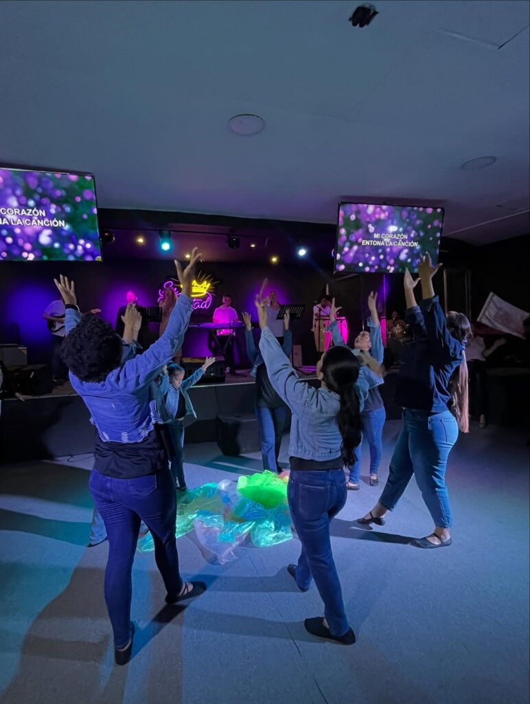 Mujeres danzando y alabando
