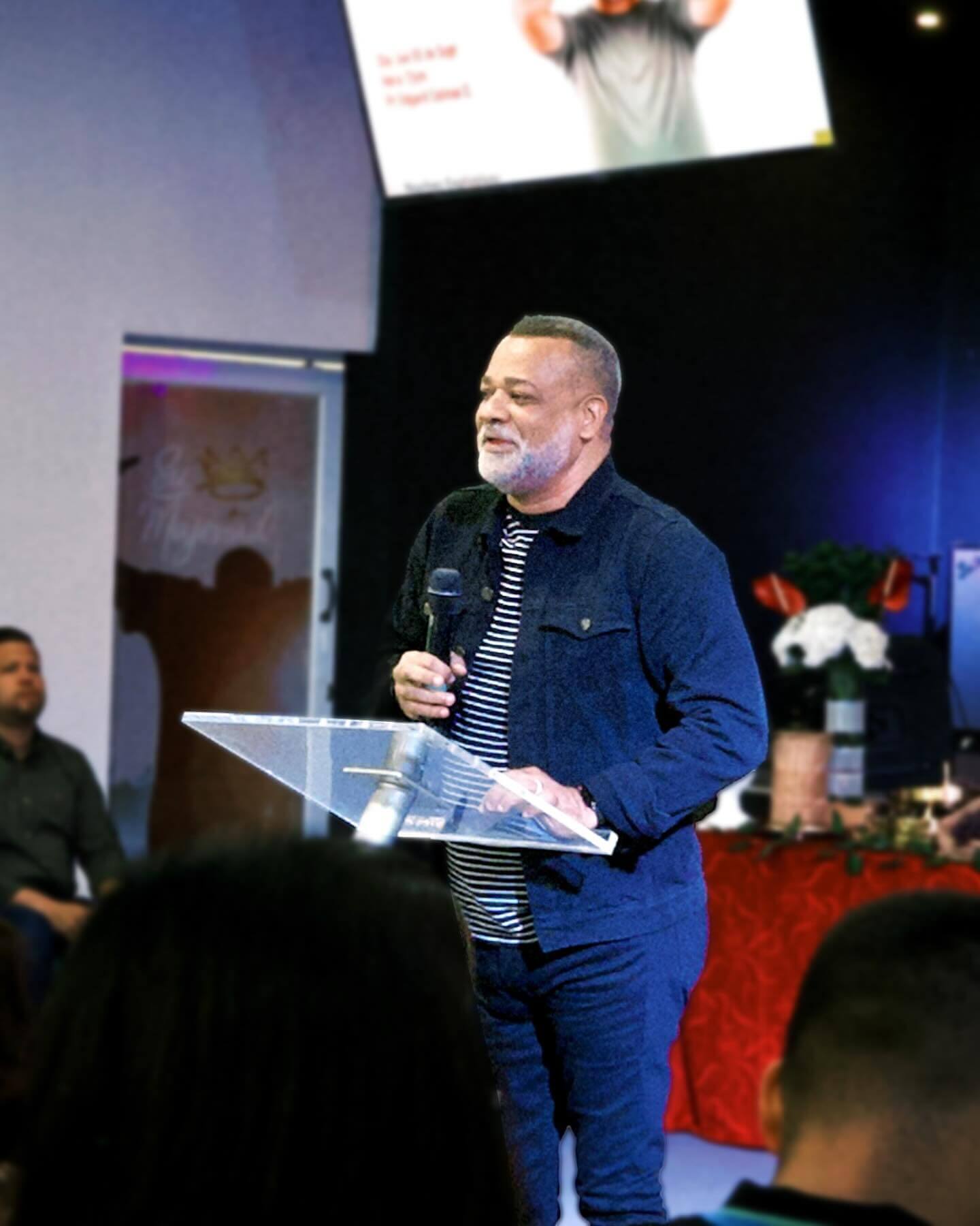 pastor predicando