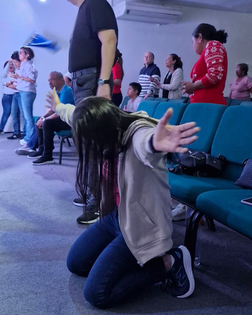 mujer haciendo plegarias a cristo