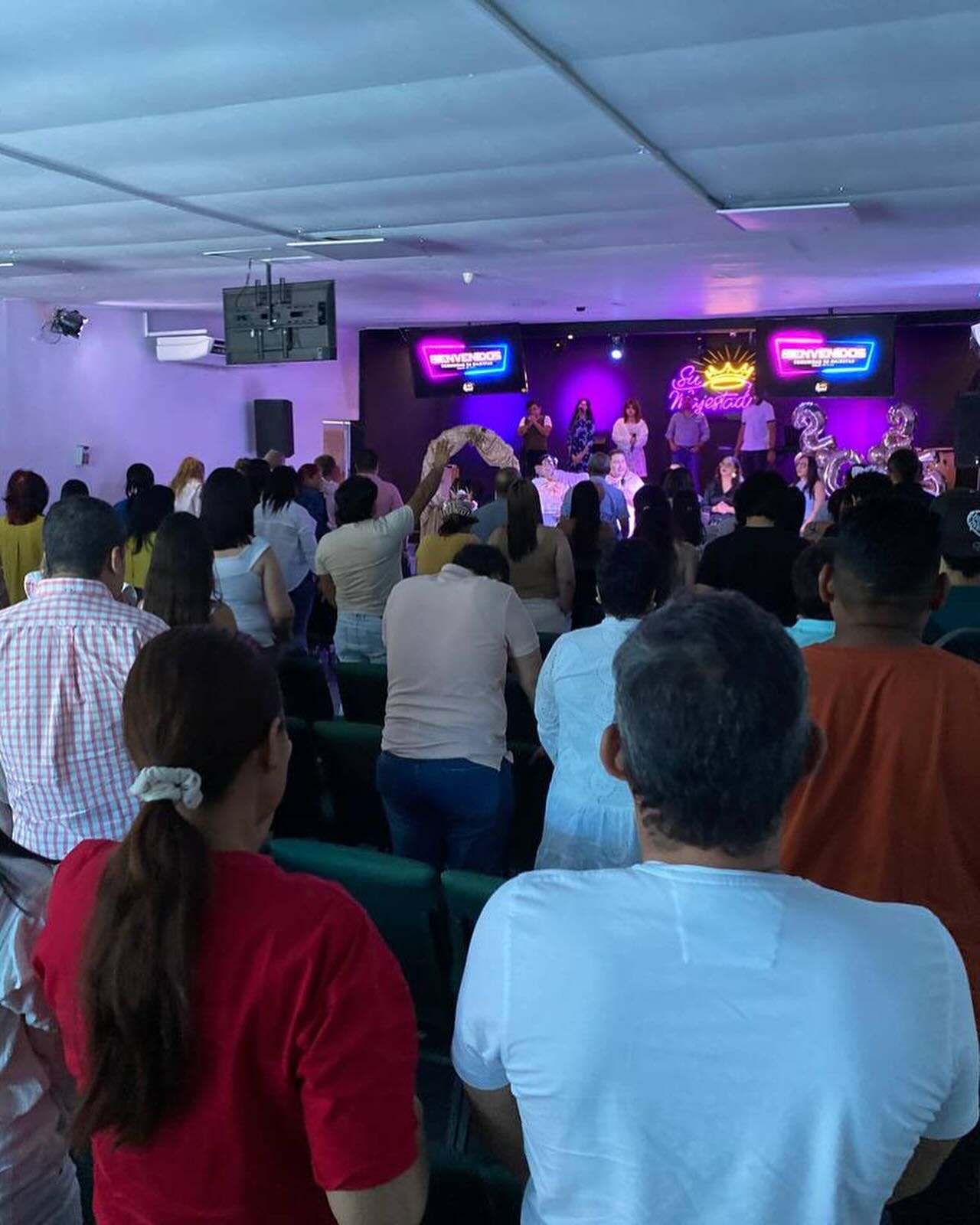 muchas personas reunidas orando a cristo