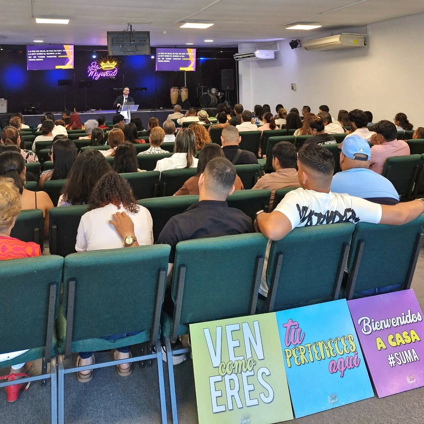 muchas personas sentadas escuchando la predica