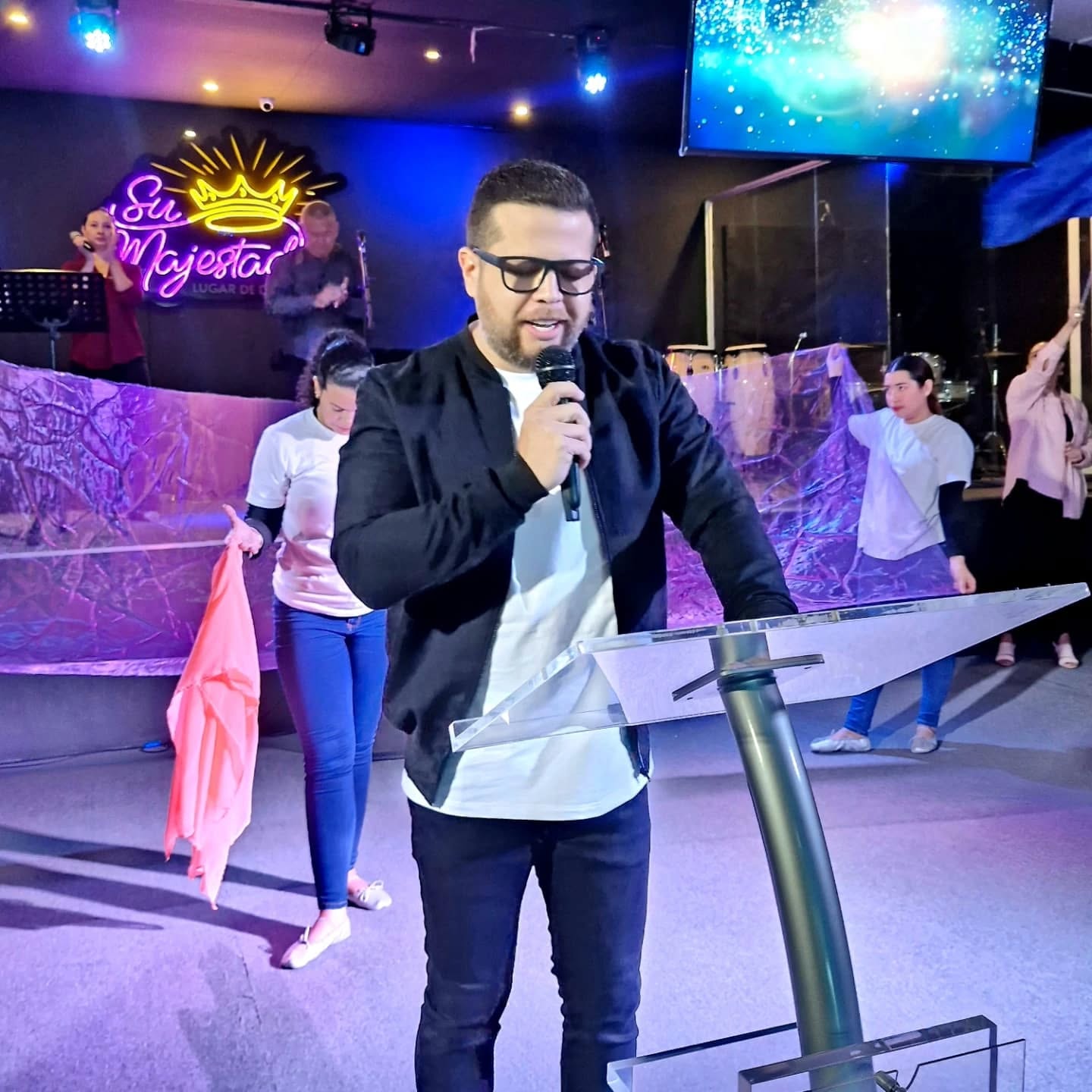 pastor dando charla a jovenes