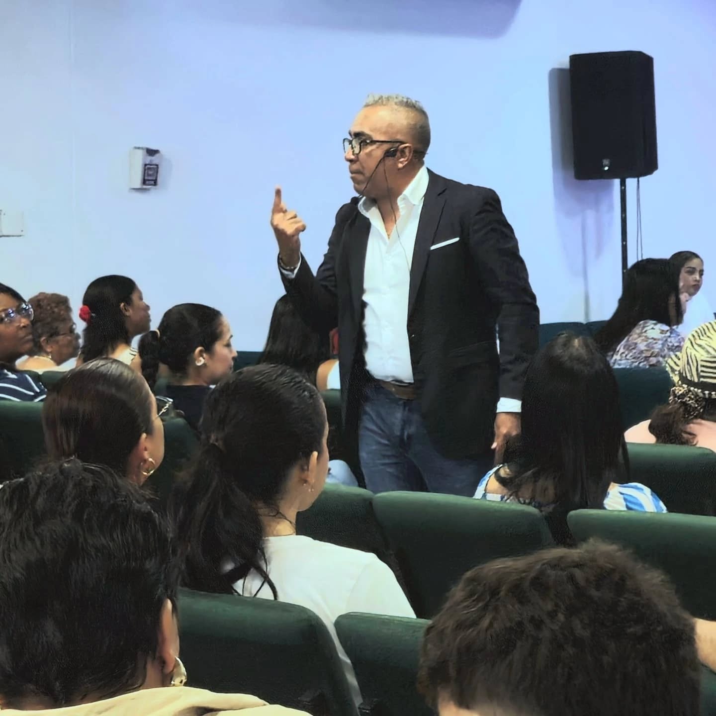 pastor dando clases de la biblia
