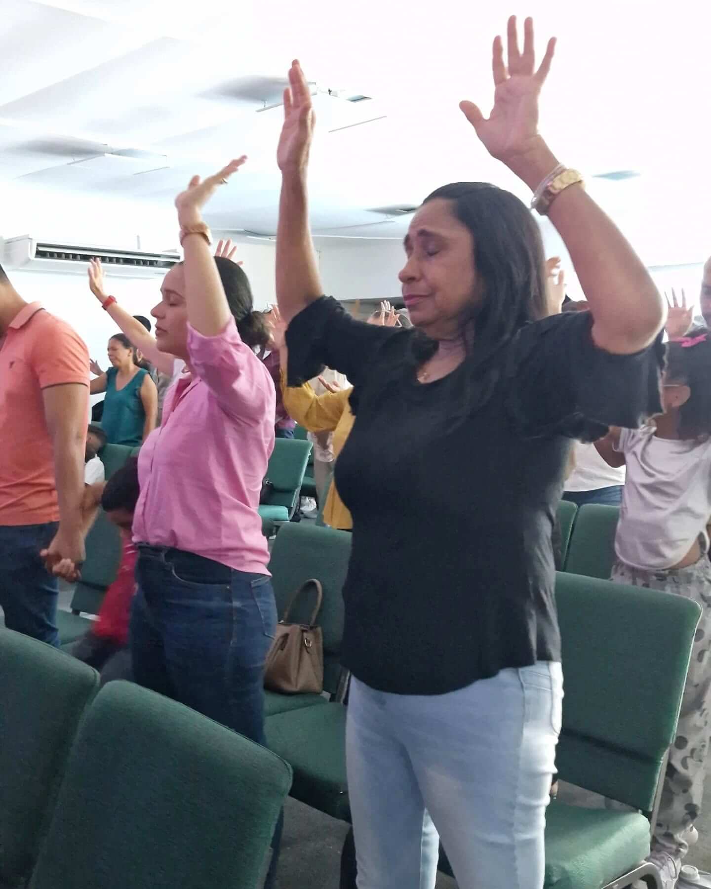 Mujeres orando